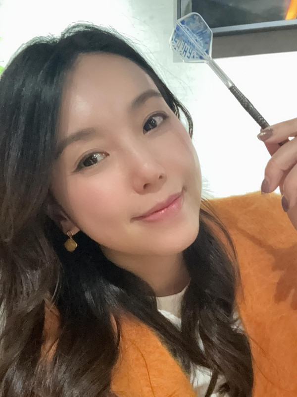 40歲女藝人無預警宣布已經閃婚！簡約白衫出嫁棄奢華婚紗：叫我程太