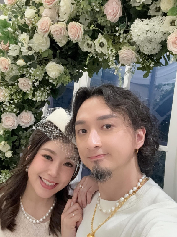 40歲女藝人無預警宣布已經閃婚！簡約白衫出嫁棄奢華婚紗：叫我程太