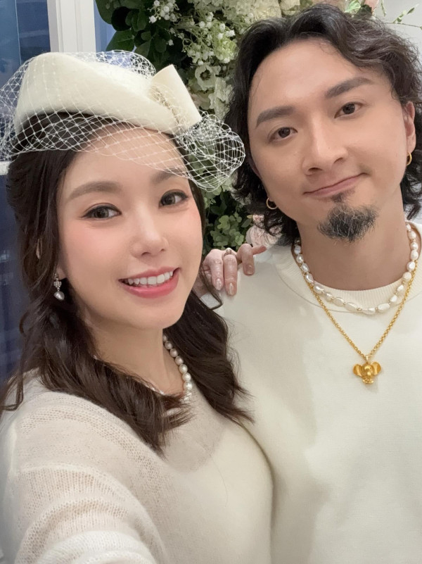 40歲女藝人無預警宣布已經閃婚！簡約白衫出嫁棄奢華婚紗：叫我程太