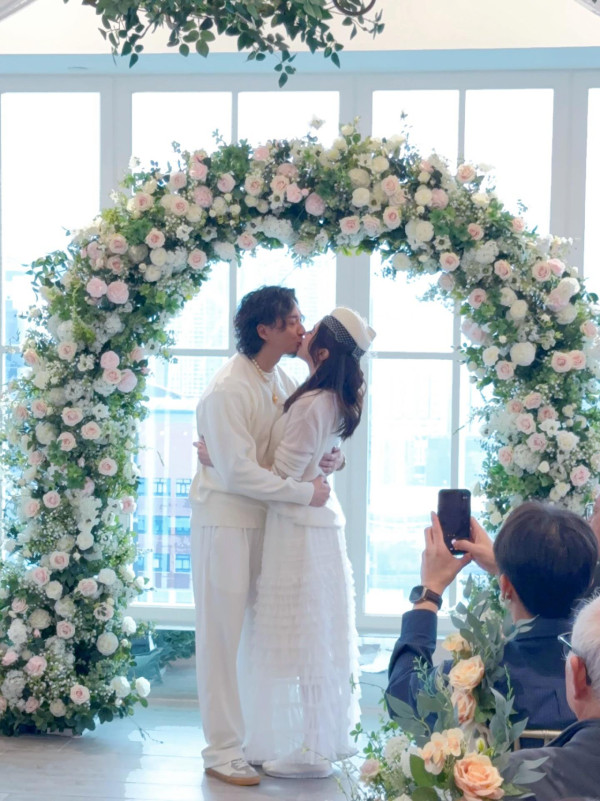 40歲女藝人無預警宣布已經閃婚！簡約白衫出嫁棄奢華婚紗：叫我程太