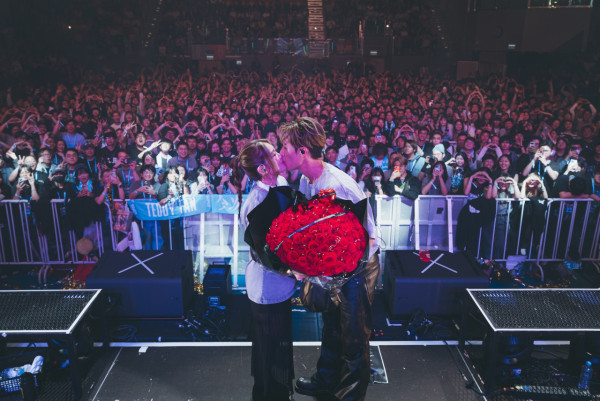 32歲男歌手宣布向女友求婚成功!拍拖八年跪地求婚晒鑽戒報喜