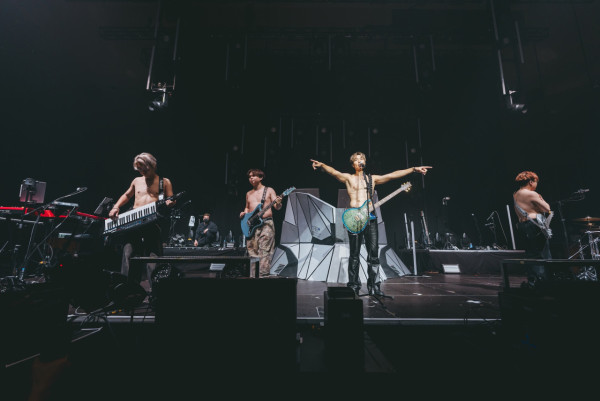 32歲男歌手宣布向女友求婚成功!拍拖八年跪地求婚晒鑽戒報喜