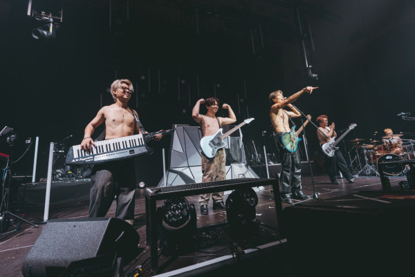 32歲男歌手宣布向女友求婚成功!拍拖八年跪地求婚晒鑽戒報喜