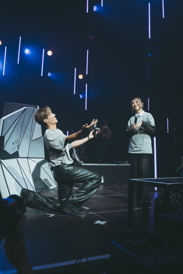 32歲男歌手宣布向女友求婚成功!拍拖八年跪地求婚晒鑽戒報喜