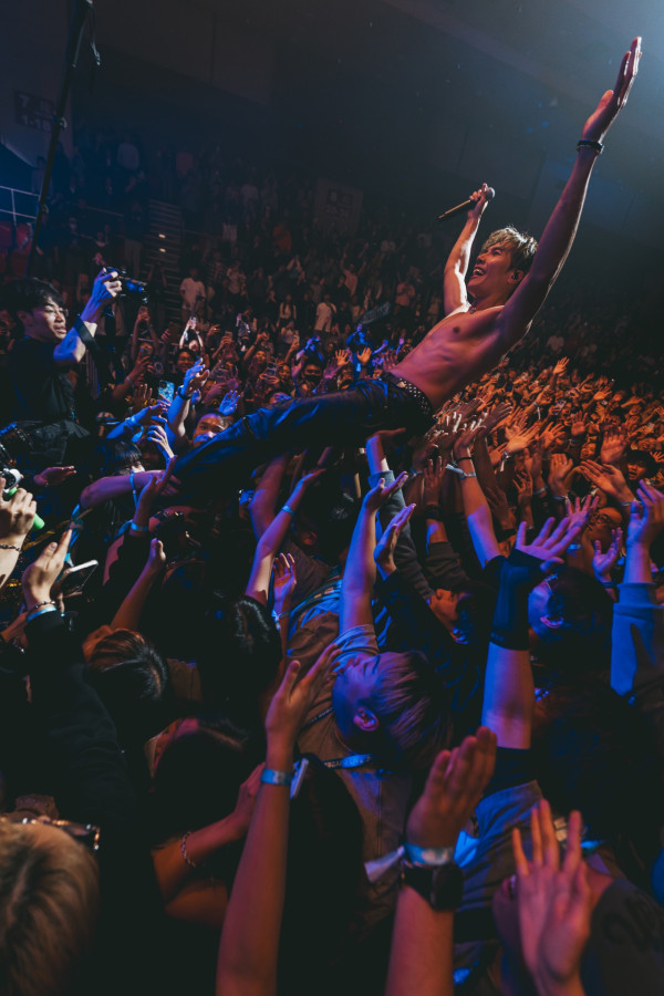 32歲男歌手宣布向女友求婚成功!拍拖八年跪地求婚晒鑽戒報喜