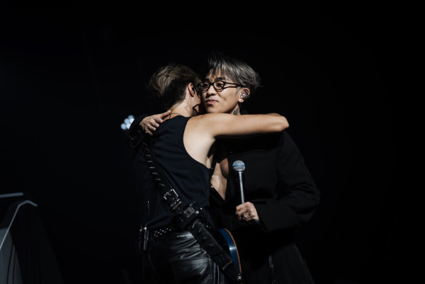 32歲男歌手宣布向女友求婚成功！拍拖八年跪地求婚晒鑽戒報喜