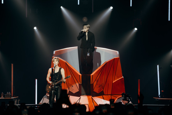 32歲男歌手宣布向女友求婚成功！拍拖八年跪地求婚晒鑽戒報喜