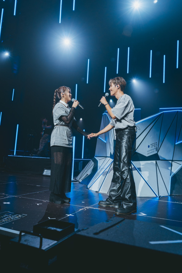 32歲男歌手宣布向女友求婚成功!拍拖八年跪地求婚晒鑽戒報喜