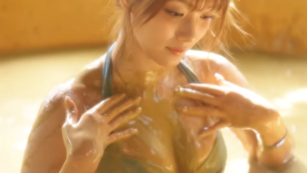 25歲性感女神比堅尼浸泥漿浴豁出去露側乳!突破電視尺度惹網民轟動:高Ling都要輸!