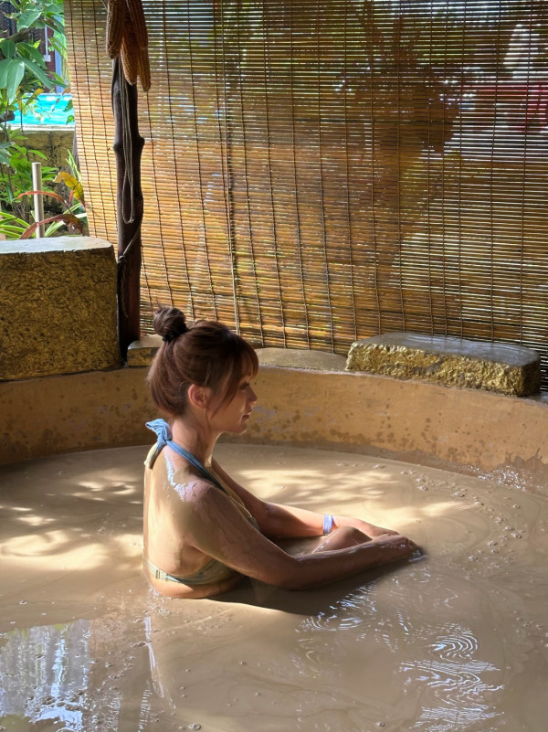 25歲性感女神比堅尼浸泥漿浴豁出去露側乳！突破電視尺度惹網民轟動：高Ling都要輸！