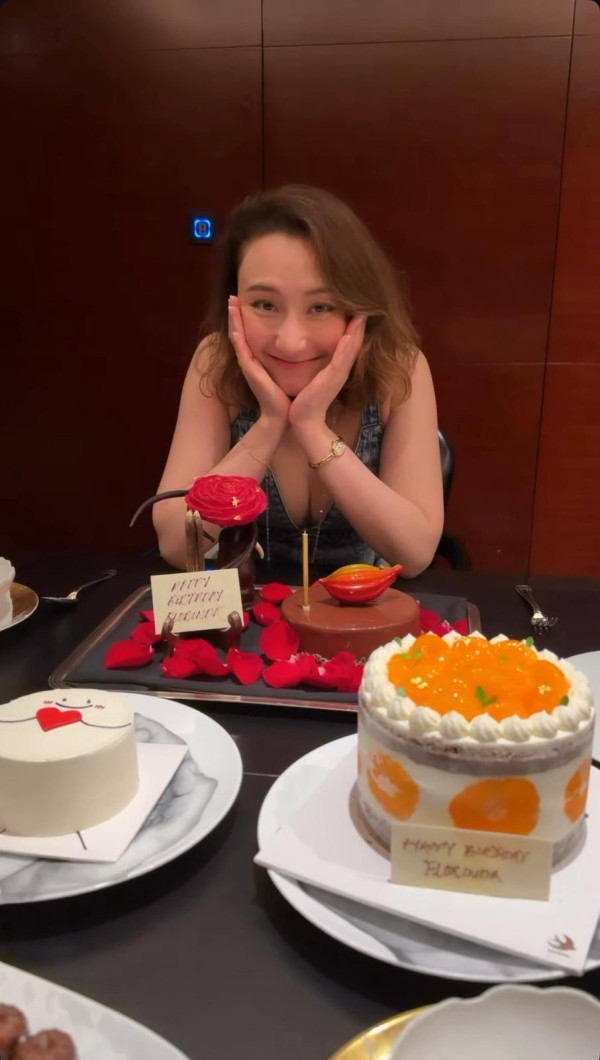 37歲何超雲性感解放5吋事業線超惹火!深V邪惡視角險走光震撼眼球:何家好身材