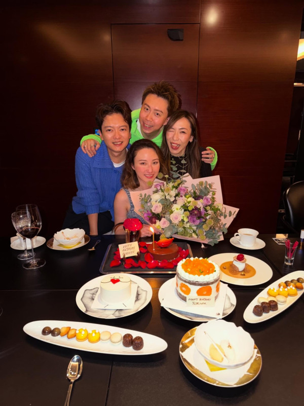 37歲何超雲性感解放5吋事業線超惹火!深V邪惡視角險走光震撼眼球:何家好身材