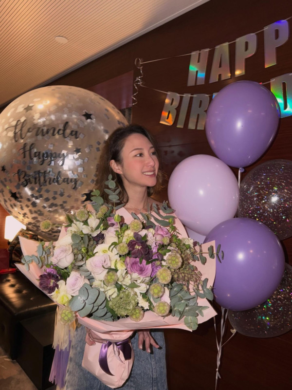 37歲何超雲性感解放5吋事業線超惹火！深V邪惡視角險走光震撼眼球：何家好身材