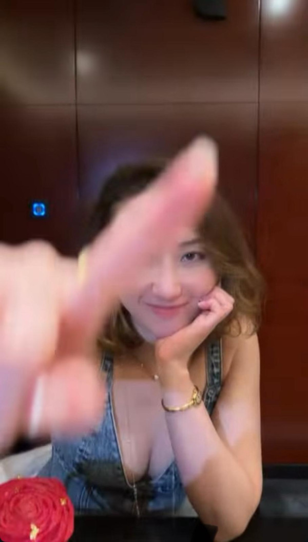 37歲何超雲性感解放5吋事業線超惹火！深V邪惡視角險走光震撼眼球：何家好身材