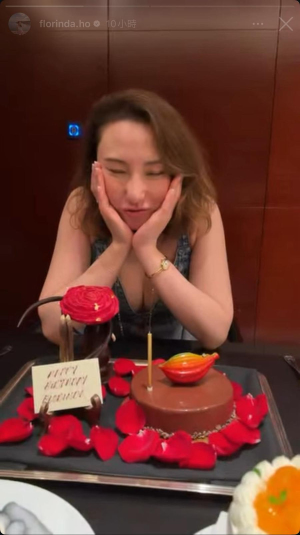 37歲何超雲性感解放5吋事業線超惹火！深V邪惡視角險走光震撼眼球：何家好身材