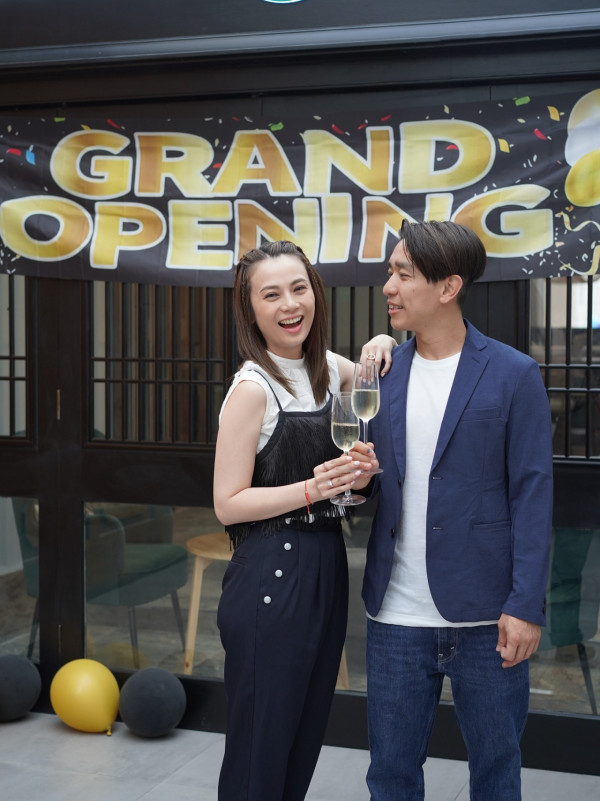 42歲人妻IG唔著衫拍片出鏡僅包浴巾 突然滑落走光險露全相嚇窒網民