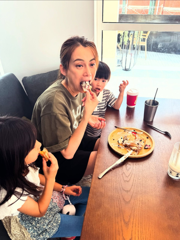 42歲人妻IG唔著衫拍片出鏡僅包浴巾 突然滑落走光險露全相嚇窒網民