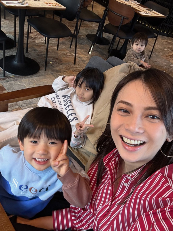 42歲人妻IG唔著衫拍片出鏡僅包浴巾 突然滑落走光險露全相嚇窒網民