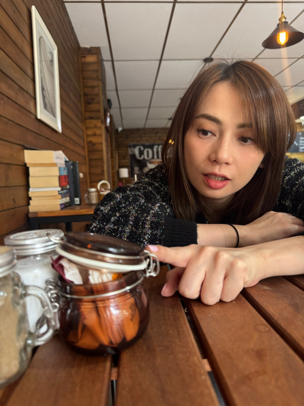 42歲人妻IG唔著衫拍片出鏡僅包浴巾 突然滑落走光險露全相嚇窒網民