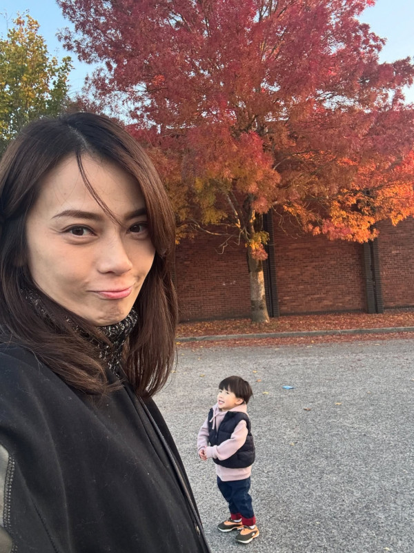 42歲人妻IG唔著衫拍片出鏡僅包浴巾 突然滑落走光險露全相嚇窒網民