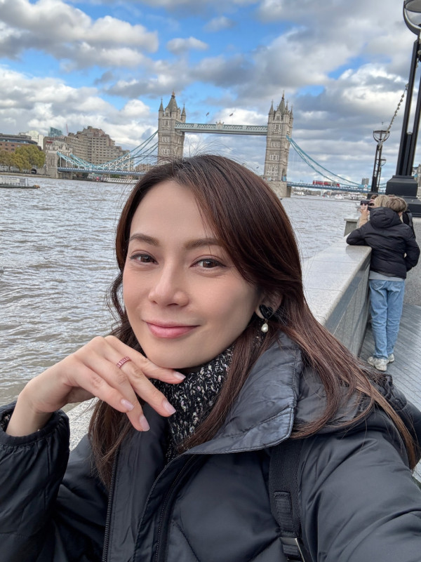 42歲人妻IG唔著衫拍片出鏡僅包浴巾 突然滑落走光險露全相嚇窒網民