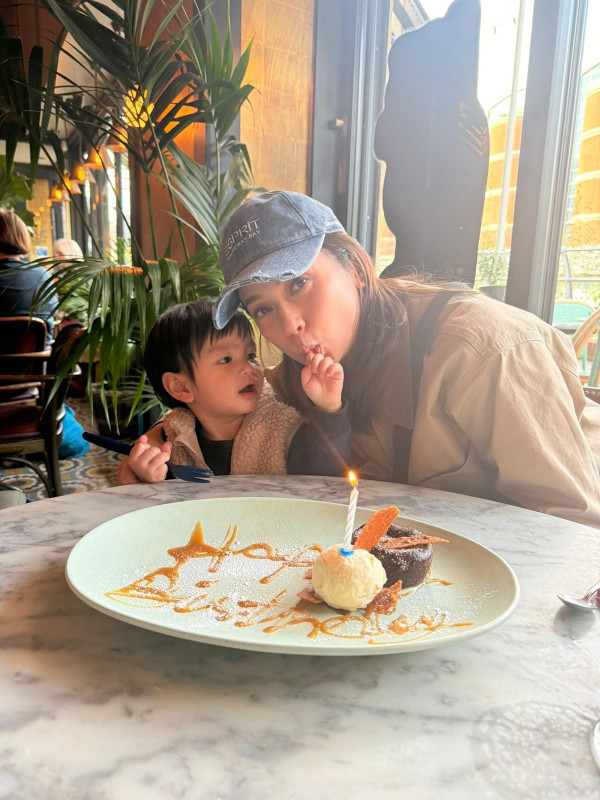 42歲人妻IG唔著衫拍片出鏡僅包浴巾 突然滑落走光險露全相嚇窒網民