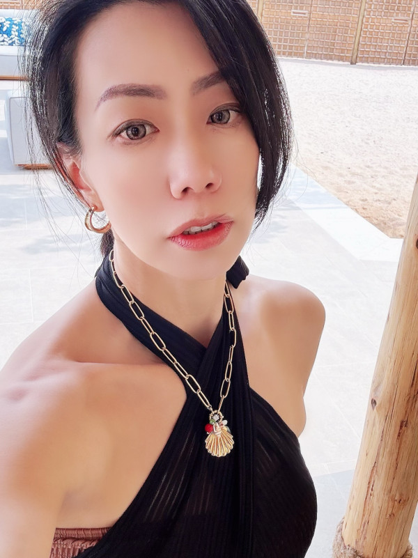 伊朗局勢｜47歲女星移居杜拜多年遇戰火波及 親歷飛彈攔截場面極驚慄：願世界和平