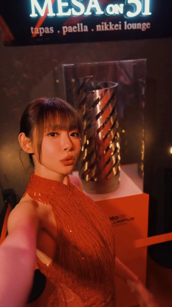 林明禎陳自瑤尷尬撞衫透視旗袍！偉大身材有比較有傷害？ 呢位因一優勢完勝...