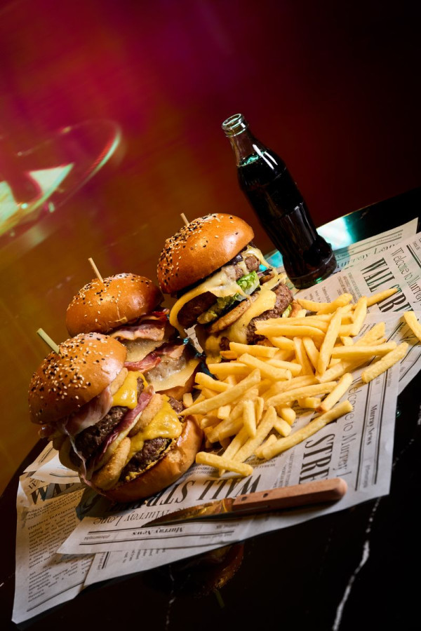 大胃王挑戰！美利酒店期間限定「美式漢堡挑戰」！完成即全單免費+$500酒店餐飲券 再送限量紀念T恤