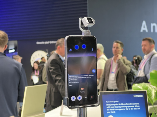 摺機注定一跌就爛？Honor Magic V6 挑戰 「地獄測試」 即睇硬食角磨機、單槓吊人結果