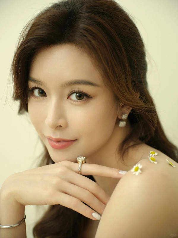 Janice Man文詠珊產後復出素顏生圖曝光！37歲零走樣視覺極震撼激似大學生