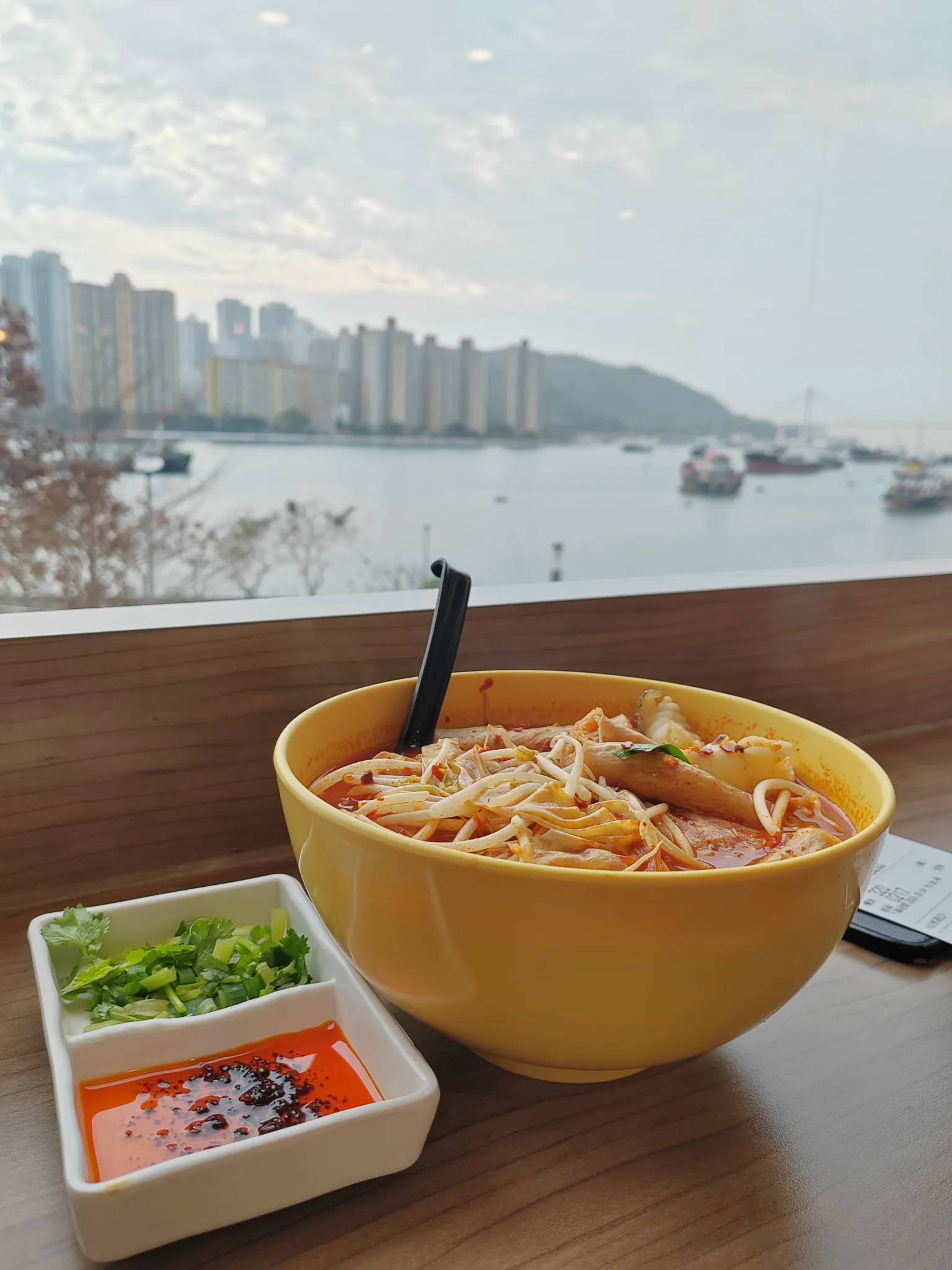 全港唯一海景譚仔！$40坐擁無敵窗景 網民熱議3.14放閃必去：贏過高級餐廳