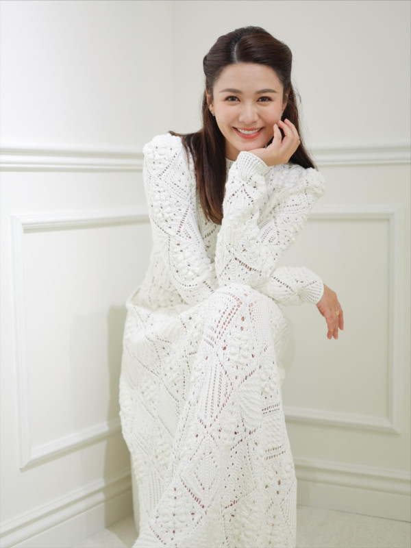 江嘉敏性感谷胸入馬場瘋狂跳動！旁人反應成焦點 波濤洶湧躋身上流惹網民兩極反應