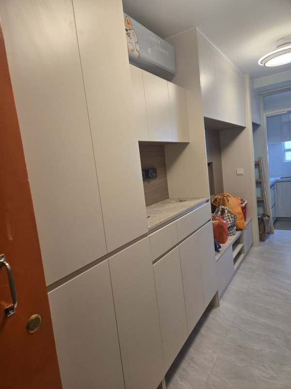 客廳安裝了通頂大櫃連電視機牆設計，幾乎用盡每一吋位置。（圖片來源：Facebook@香港公營房屋討論區）