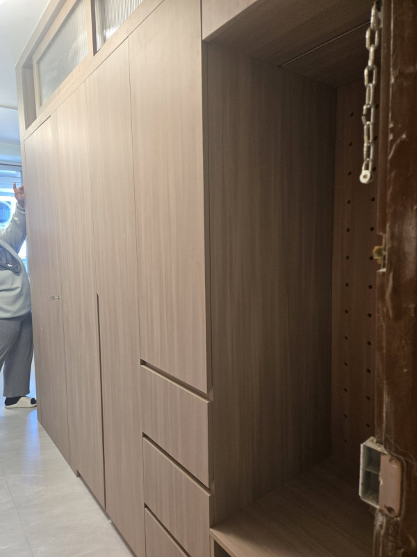 客廳安裝了通頂大櫃連電視機牆設計，幾乎用盡每一吋位置。（圖片來源：Facebook@香港公營房屋討論區）