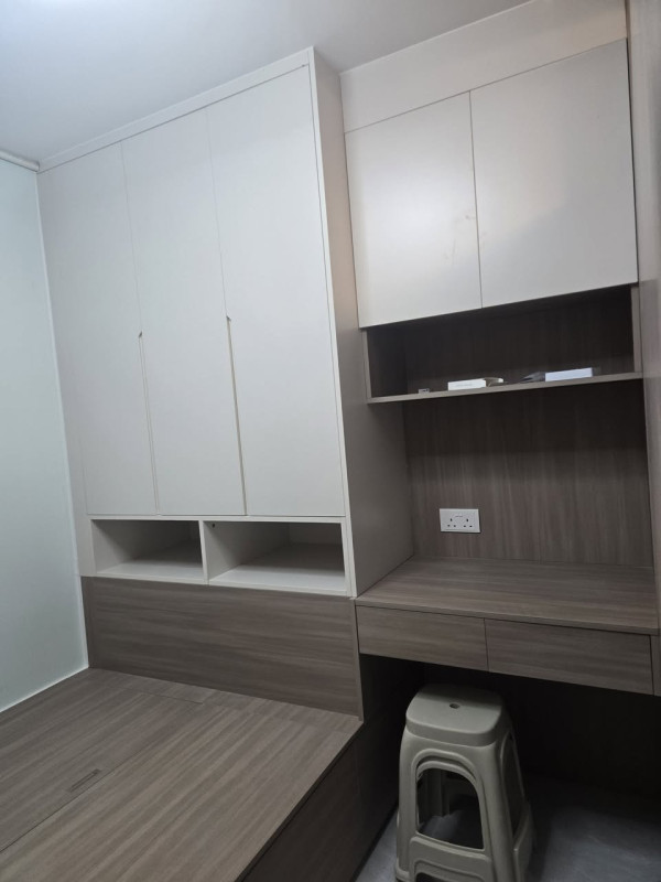 房內裝有通頂大衣櫃及地台床並預留工作枱位置，空間運用相當到位（圖片來源：Facebook@香港公營房屋討論區）