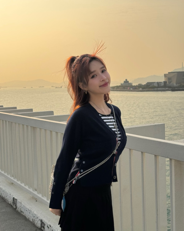 35歲性感女神震撼宣布首推個人寫真 超低胸相曝光邪惡晒深溝衝擊眼球