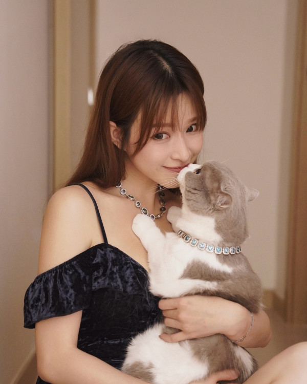 35歲性感女神震撼宣布首推個人寫真 超低胸相曝光邪惡晒深溝衝擊眼球