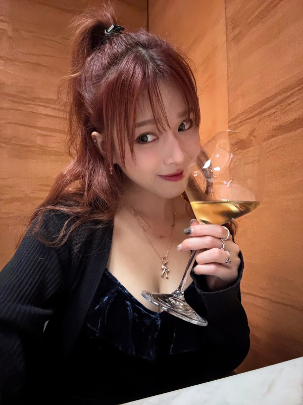 35歲性感女神震撼宣布首推個人寫真 超低胸相曝光邪惡晒深溝衝擊眼球