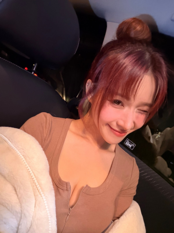 35歲性感女神震撼宣布首推個人寫真 超低胸相曝光邪惡晒深溝衝擊眼球