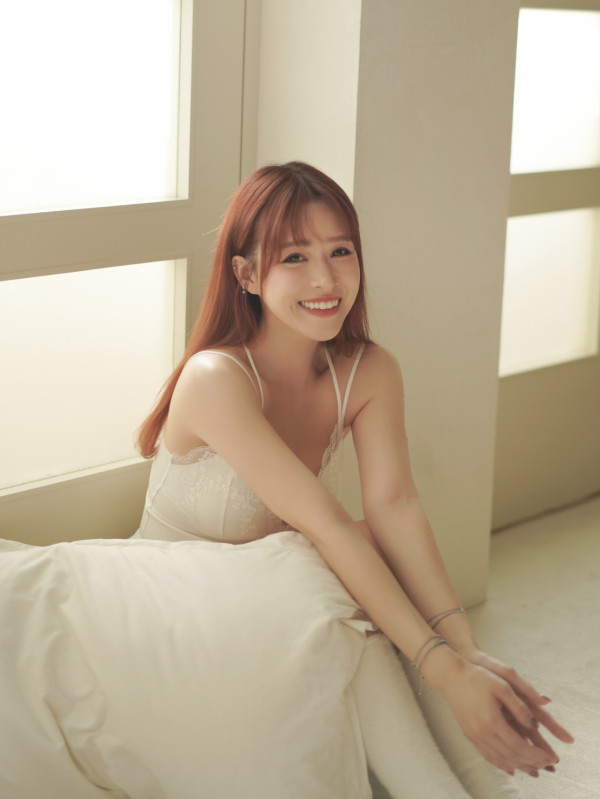 35歲性感女神震撼宣布首推個人寫真 超低胸相曝光邪惡晒深溝衝擊眼球