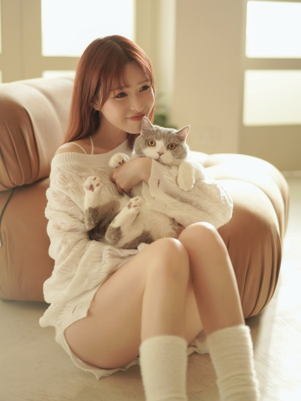 35歲性感女神震撼宣布首推個人寫真 超低胸相曝光邪惡晒深溝衝擊眼球