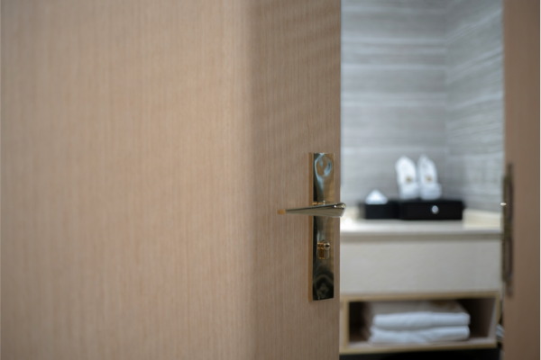 荃灣再爆猛鬼酒店！半夜突傳恐怖刺耳怪聲、房門被自動狂拉 睇CCTV揭心寒真相...