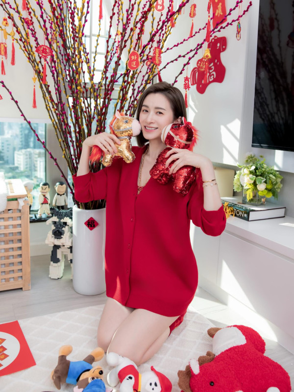 沈卓盈豪宅性感晒白滑長腿似少女！41歲闊太逆生長狀態更勝全盛時期