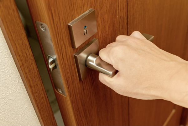 荃灣再爆猛鬼酒店！半夜突傳恐怖刺耳怪聲、房門被自動狂拉 睇CCTV揭心寒真相...