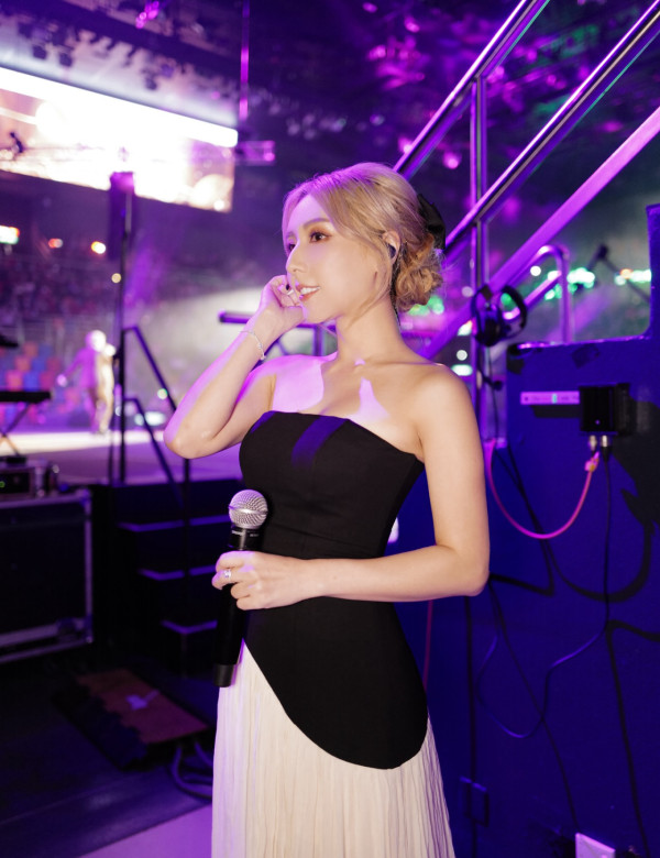 離巢女藝人轉行性感狂曬比堅尼照 嬌小玲瓏谷盡隱藏級好身材超惹火