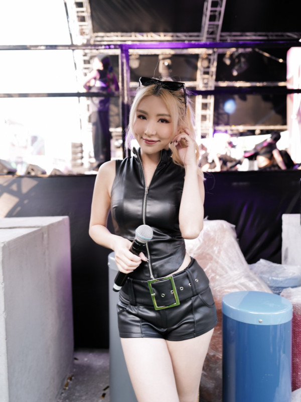 離巢女藝人轉行性感狂曬比堅尼照 嬌小玲瓏谷盡隱藏級好身材超惹火