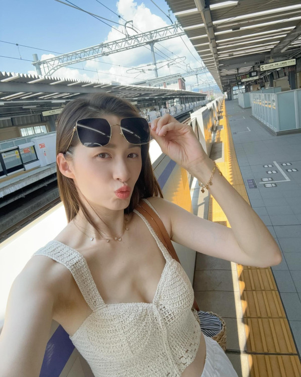 沈卓盈豪宅性感晒白滑長腿似少女！41歲闊太逆生長狀態更勝全盛時期