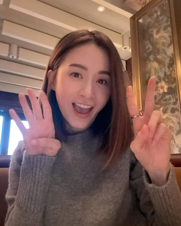 沈卓盈豪宅性感晒白滑長腿似少女！41歲闊太逆生長狀態更勝全盛時期