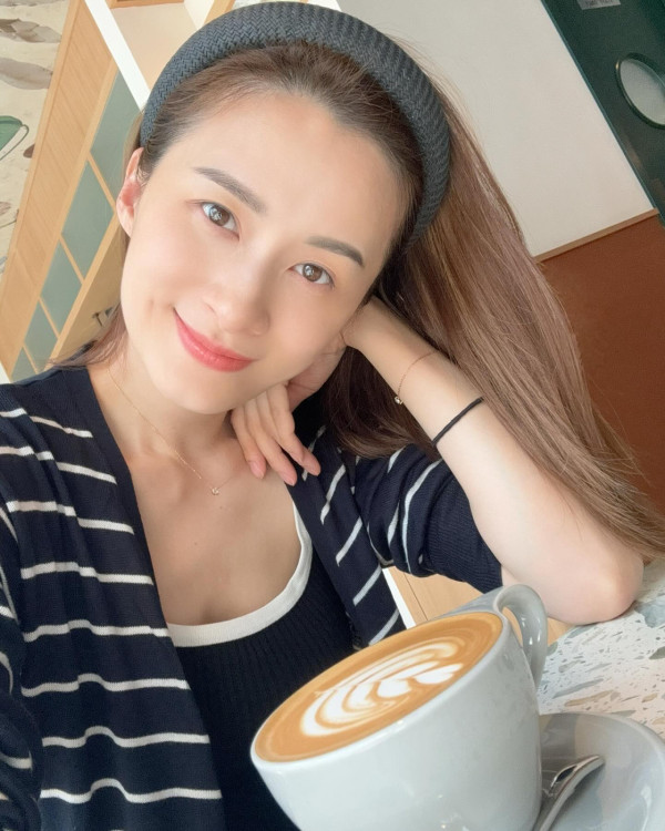 沈卓盈豪宅性感晒白滑長腿似少女！41歲闊太逆生長狀態更勝全盛時期